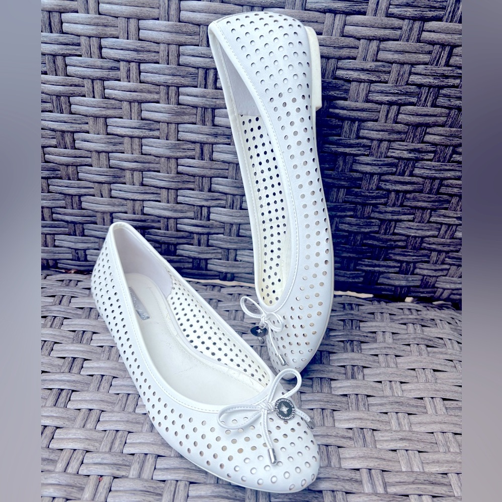 BCBGeneration Size 10M White Leather Ballet Flats With Bow